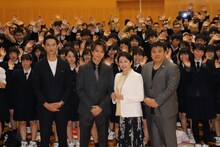 「僕に、会いたかった」イベントの様子。前列左から秋山真太郎、TAKAHIRO、松坂慶子、錦織良成。