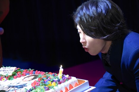 ろうそくの火を吹き消す山下智久。