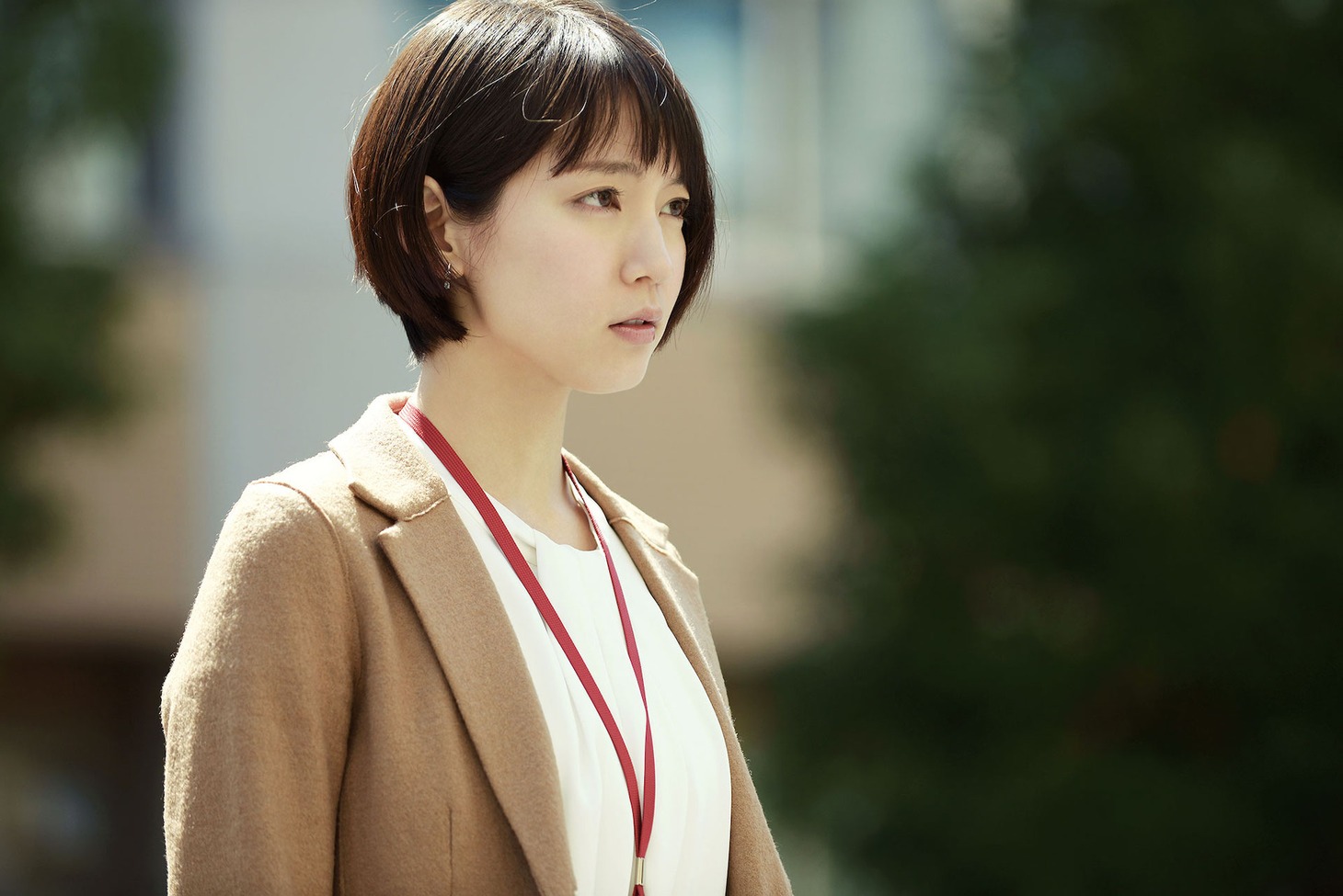 「パラレルワールド・ラブストーリー」より、吉岡里帆演じる津野麻由子。
