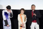 倍賞千恵子（中央）、藤竜也（右）に現場で笑いっぱなしだったと暴露され、赤面する市川実日子（左）。