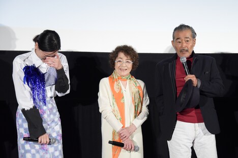 倍賞千恵子（中央）、藤竜也（右）に現場で笑いっぱなしだったと暴露され、赤面する市川実日子（左）。
