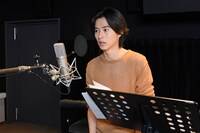 アフレコに挑む山崎賢人。