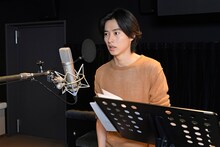 アフレコに挑む山崎賢人。
