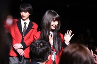 奥から高杉真宙、浜辺美波。