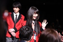 奥から高杉真宙、浜辺美波。