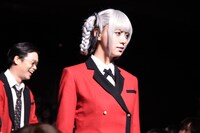 池田エライザ（手前）