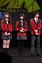 左から森川葵、浜辺美波、高杉真宙。