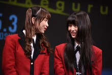 左から森川葵、浜辺美波。