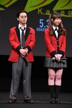 左から矢本悠馬、森川葵。