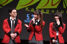 左から矢本悠馬、森川葵、浜辺美波。