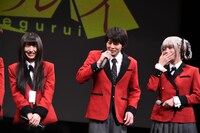 気を抜いていたところ、司会に当てられた高杉真宙（中央）。