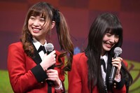 左から森川葵、浜辺美波。