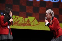 じゃんけんで、池田エライザ（右）にあっさり負けた浜辺美波（左）。