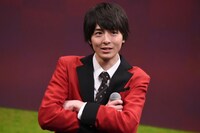 「勝負弱そうだと思うのは？」という質問に対し、わざとらしく考え込む高杉真宙。