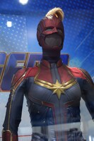 撮影で使用されたキャプテン・マーベルのコスチューム。