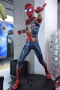 スパイダーマンの等身大フィギュア。