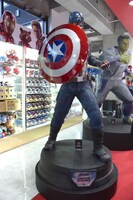 キャプテン・アメリカの等身大フィギュア。