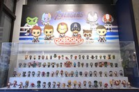 カフェ店内の展示。