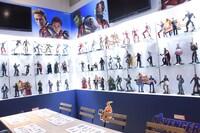 カフェ店内の展示。