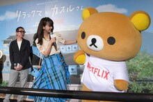 リラックマをなでる多部未華子（中央）。