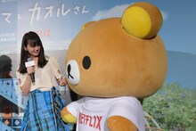 リラックマをなでる多部未華子（左）。