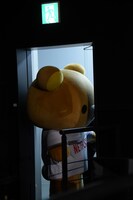 ドアに挟まらないように退場するリラックマ。