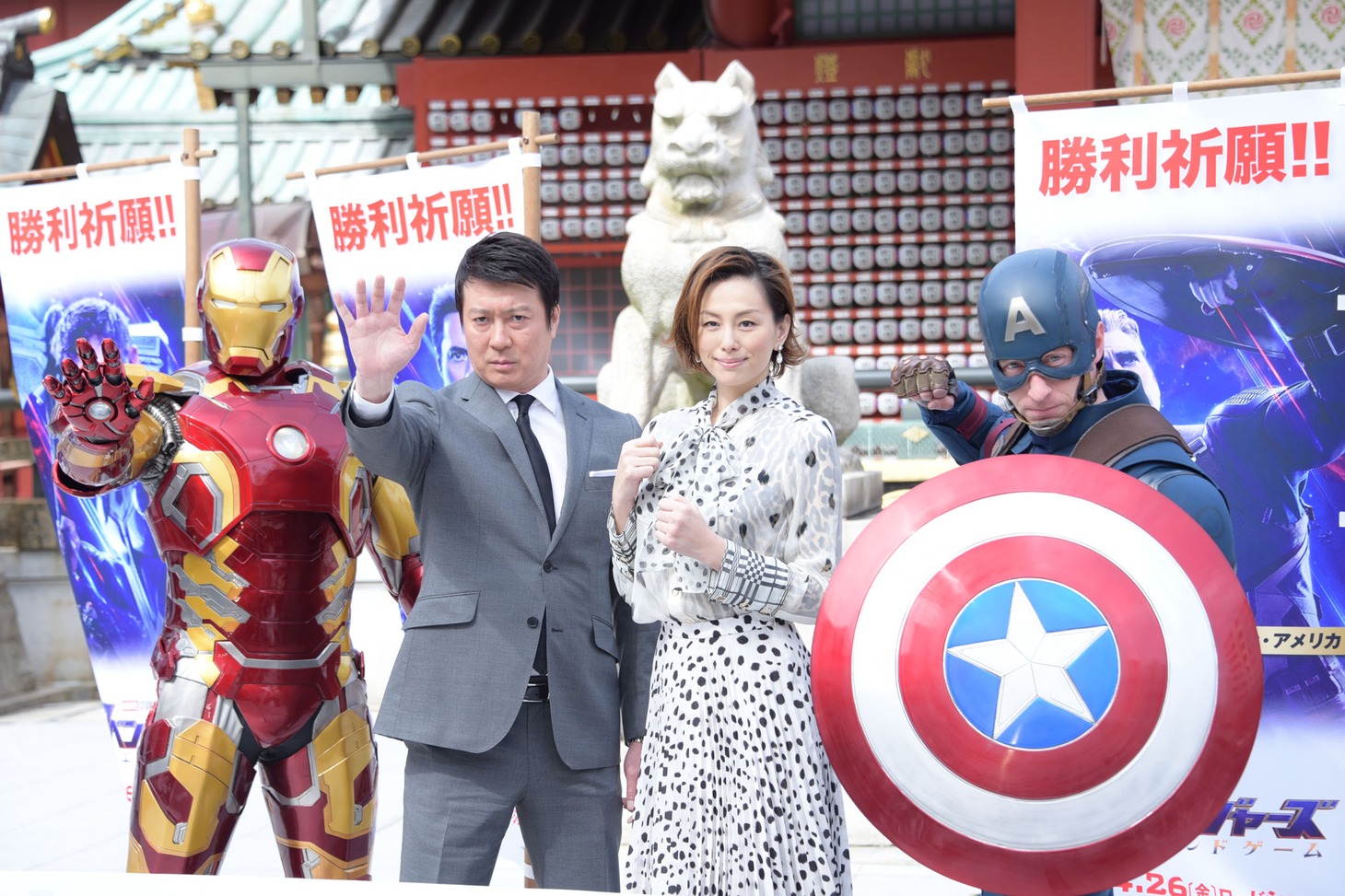 左からアイアンマン、加藤浩次、米倉涼子、キャプテン・アメリカ。