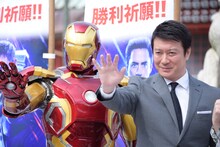 左からアイアンマン、加藤浩次。