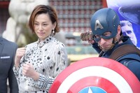 左から米倉涼子、キャプテン・アメリカ。