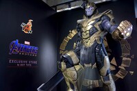 サノスの等身大フィギュア。