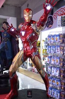アイアンマンの等身大フィギュア。