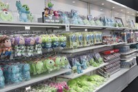 「PIXARのひみつ展」スペシャルショップの一部。