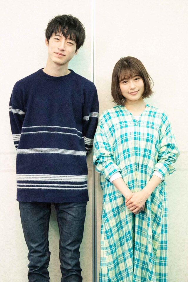 左から坂口健太郎、有村架純。