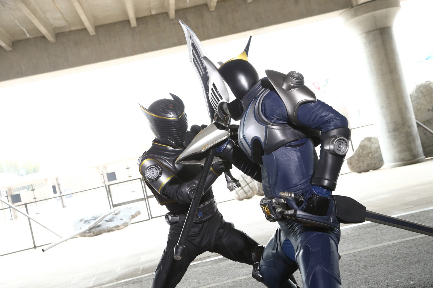 「仮面ライダージオウ スピンオフ RIDER TIME 仮面ライダー龍騎」新場面写真より、仮面ライダーリュウガ（奥）と仮面ライダーナイト（手前）。