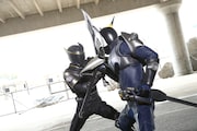 「仮面ライダージオウ スピンオフ RIDER TIME 仮面ライダー龍騎」新場面写真より、仮面ライダーリュウガ(奥)と仮面ライダーナイト(手前)。