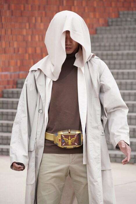 「仮面ライダージオウ スピンオフ RIDER TIME 仮面ライダー龍騎」新場面写真より、仮面ライダーオーディンのVバックルを巻いた謎の男。