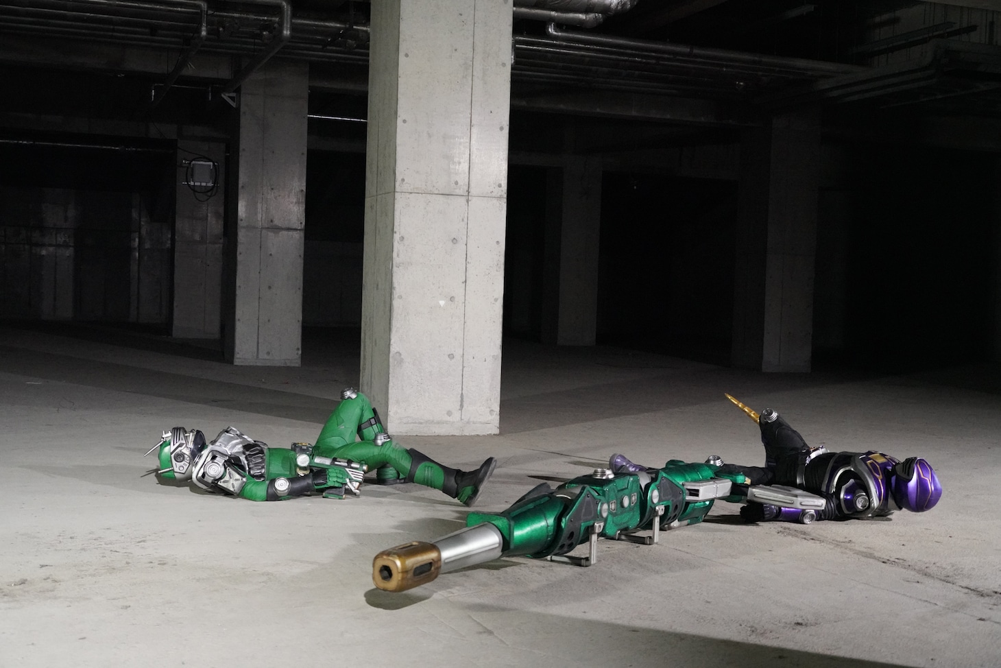 「仮面ライダージオウ スピンオフ RIDER TIME 仮面ライダー龍騎」新場面写真より、仮面ライダーゾルダ（左）と仮面ライダー王蛇（右）。