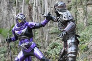 「仮面ライダージオウ スピンオフ RIDER TIME 仮面ライダーシノビ」新場面写真より、仮面ライダーシノビ(左)と虹蛇(右)。