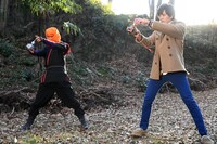 「仮面ライダージオウ スピンオフ RIDER TIME 仮面ライダーシノビ」新場面写真より、神蔵蓮太郎（左）と今生勇道（右）。