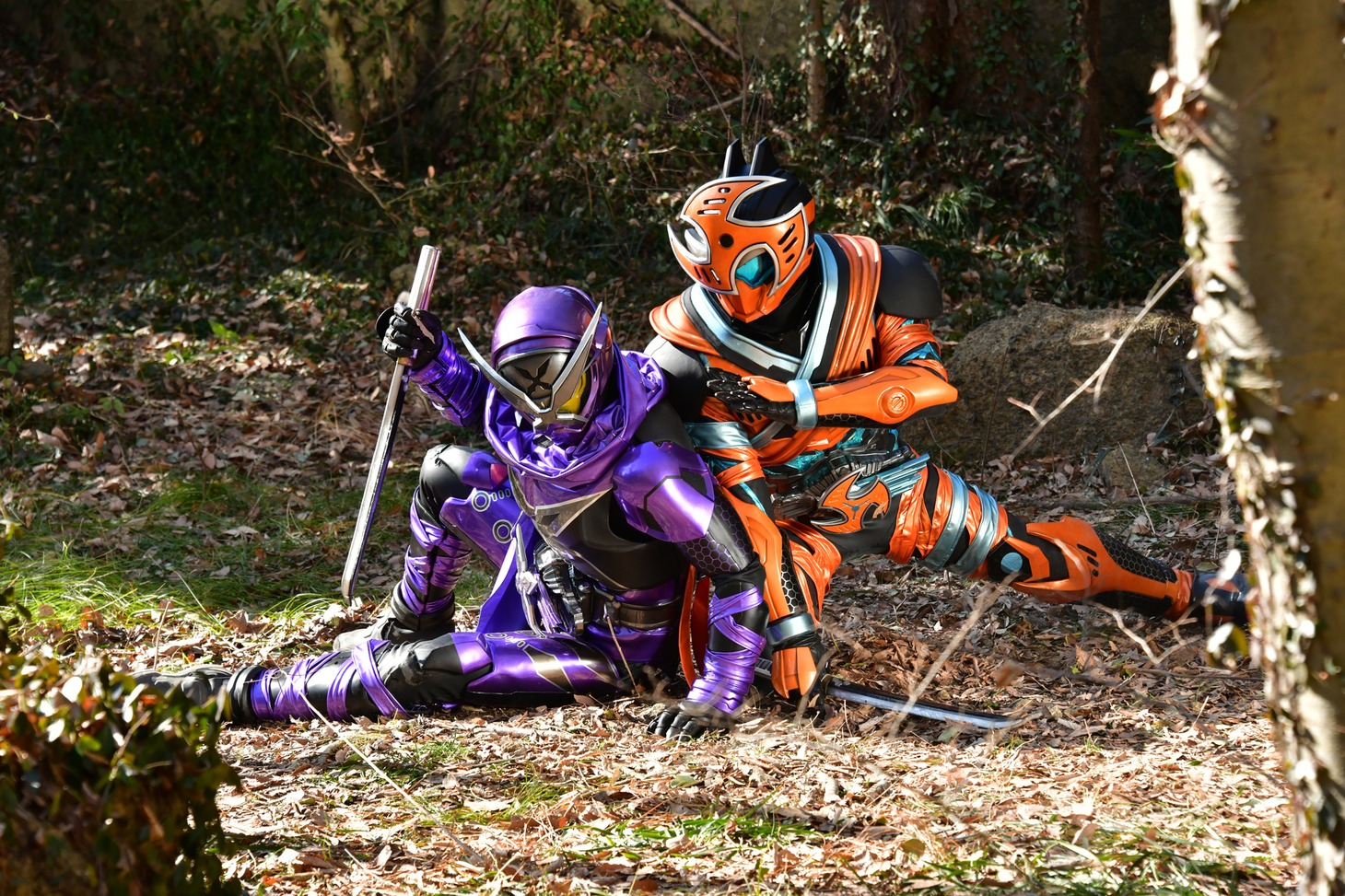 「仮面ライダージオウ スピンオフ RIDER TIME 仮面ライダーシノビ」新場面写真より、仮面ライダーシノビ（左）と仮面ライダーハッタリ（右）。