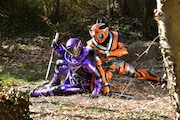 「仮面ライダージオウ スピンオフ RIDER TIME 仮面ライダーシノビ」新場面写真より、仮面ライダーシノビ(左)と仮面ライダーハッタリ(右)。
