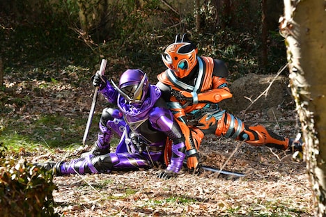 「仮面ライダージオウ スピンオフ RIDER TIME 仮面ライダーシノビ」新場面写真より、仮面ライダーシノビ(左)と仮面ライダーハッタリ(右)。