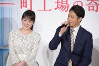 左から貫地谷しほり、玉木宏。