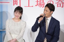 左から貫地谷しほり、玉木宏。