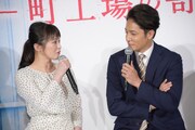 左から貫地谷しほり、玉木宏。