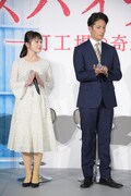 左から貫地谷しほり、玉木宏。