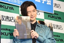 かわいいポーズをリクエストされた千葉雄大。