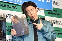 かわいいポーズをリクエストされた千葉雄大。