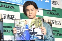 お気に入りのページを見せる千葉雄大。