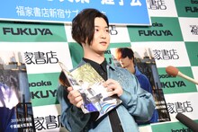 お気に入りのページを見せる千葉雄大。